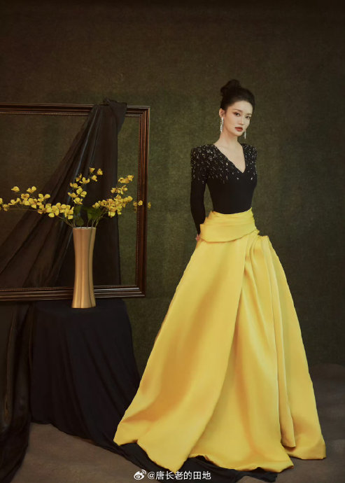 李沁在2026年微博‘春晚大赏明星红包’活动中穿的红色礼服是什么风格的？