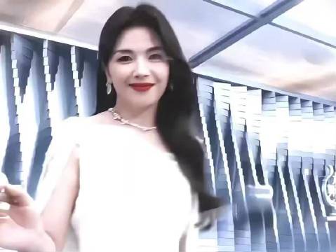 刘涛秦海璐春晚彩排后台看小说短剧引热议