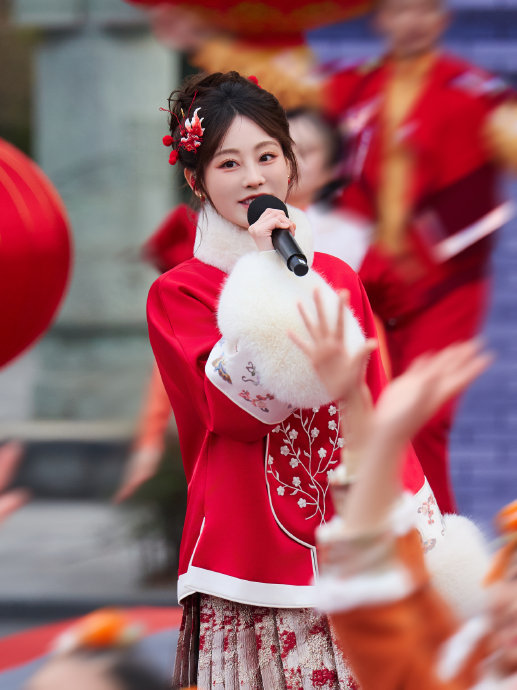 祝绪丹央视春晚造型出圈，年画娃娃造型成亮点