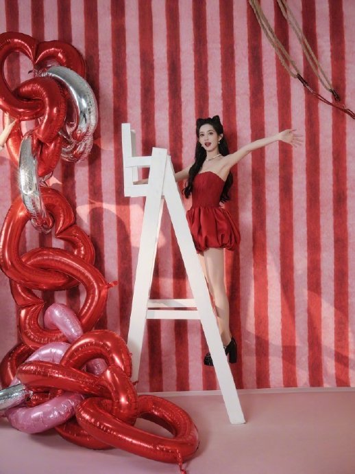 孟子义除夕宠粉：先发绝美九宫格，再送现金红包引全网热议