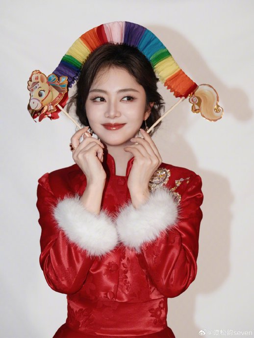 谭松韵春晚年画造型火了！背后藏着这些文化密码