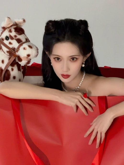 孟子义除夕宠粉：先发美图再发红包，粉丝蹲守抢福利