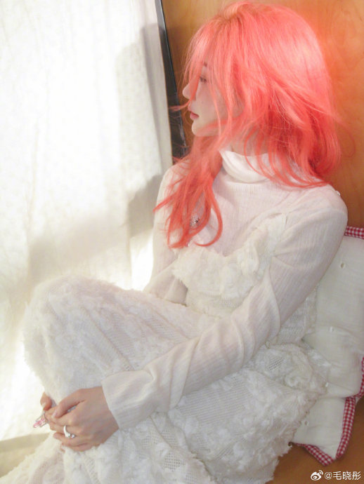 毛晓彤的粉发具体是什么颜色和造型？