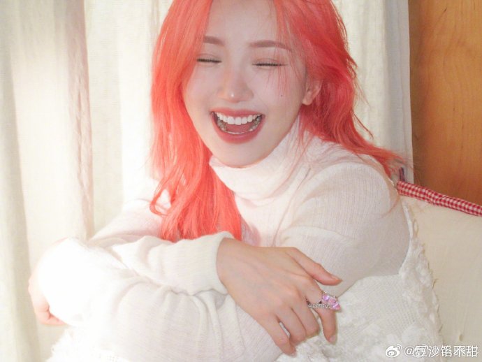 毛晓彤之前有过哪些经典的粉色系造型？