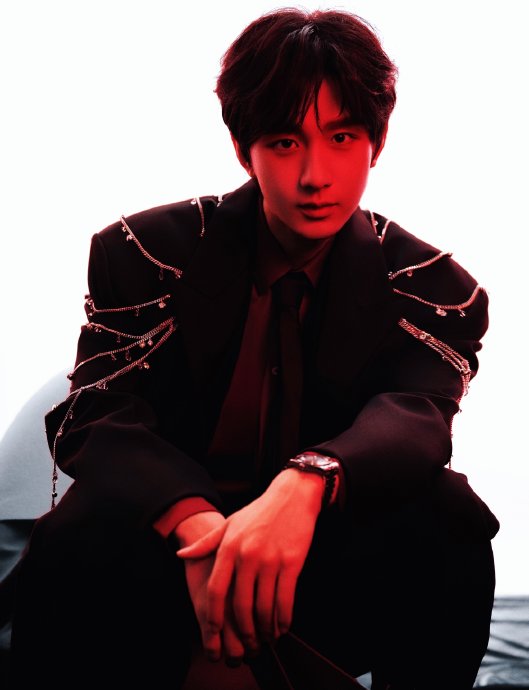 成毅罕见晒年夜饭！蛋饺扣肉湘味浓，今年竟在家过年？