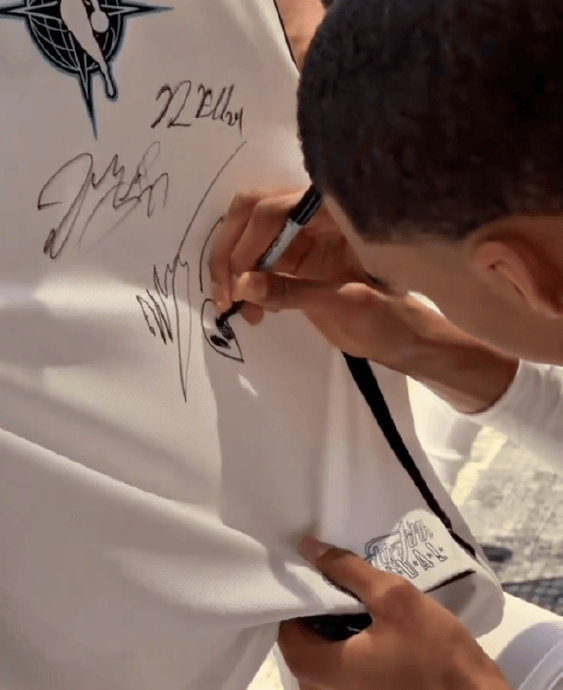 约基奇向文班索要“外星人”签名，前辈的幽默式认可引爆热议