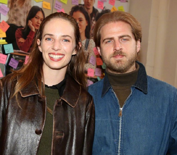 《怪奇物语》小队齐贺！玛雅·霍克情人节嫁音乐人