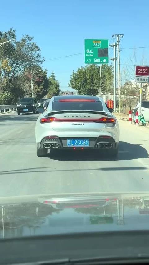 这车的尾灯确实像保时捷