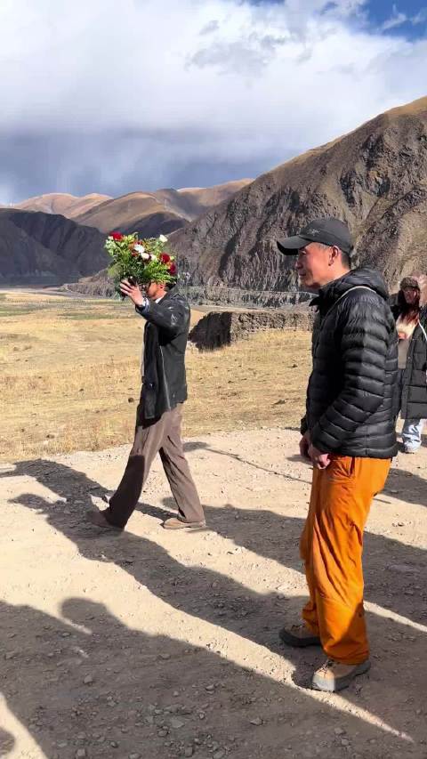 真的我等着这样的拥抱等了好久，白菊最后还是和师傅拥抱上了