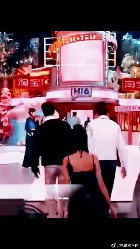 “一步一回头皆是牵挂，朝朝暮暮并肩前行”