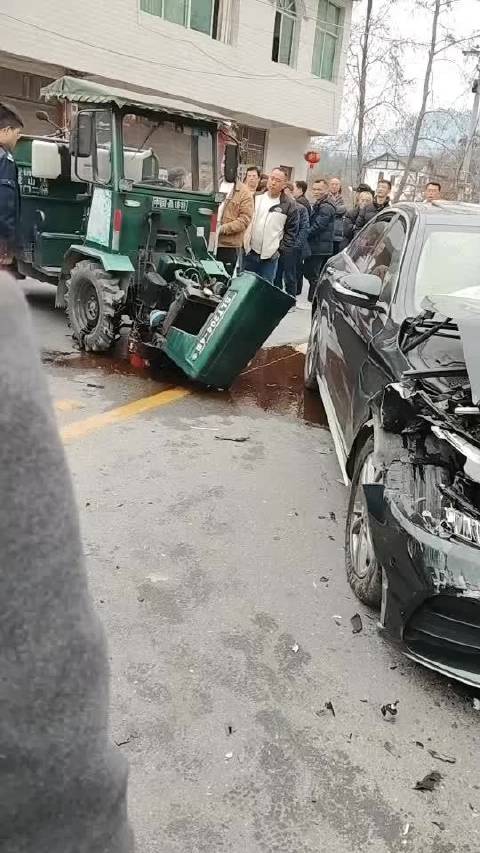 拖拉机与大奔相撞 拖拉机损失一千，奔驰损失超一万，战损比1：100