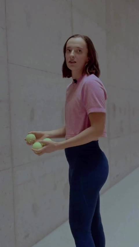 斯瓦泰克拍品牌广告，屁股翘到可以顶起一瓶汽水