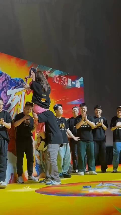 只有看过《热烈》以后， 才知道这一刻王冠戴在陈烁头上有多燃