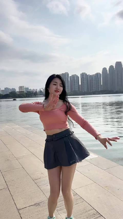 初来乍到 鞋都乔乔海边跳舞祝新年 满园春色美如夏相思遥乔乔贸易