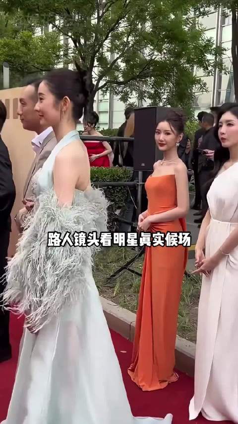 刘浩存候场主动打招呼，成毅坐赵丽颖身旁窃喜