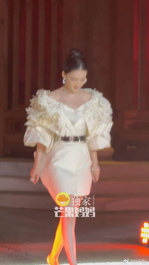 李沁 好明艳的美啊啊啊啊啊 费加罗在南宋开时尚秀场