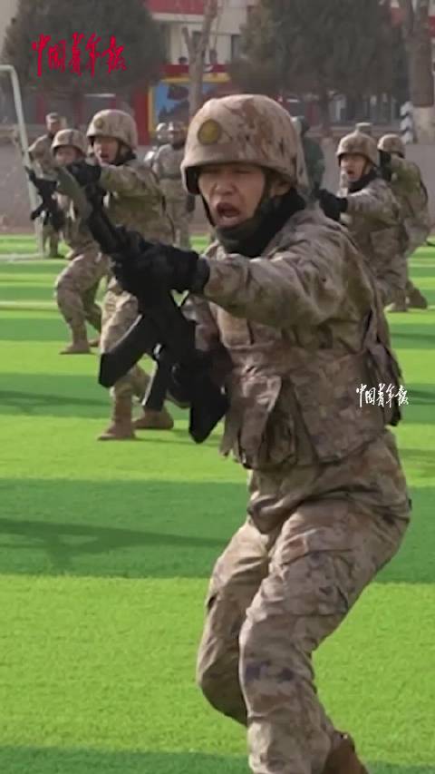 新春亮剑，阵列生风！三百名官兵进行刺杀操训练，气势如虹！中国青年报