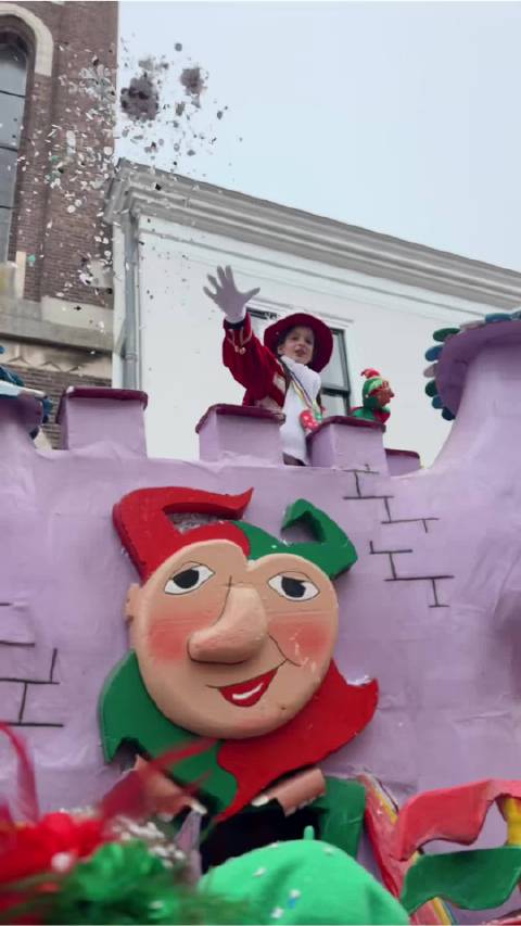 荷兰嘉年华花车过大拆仓库，参与者乐在其中