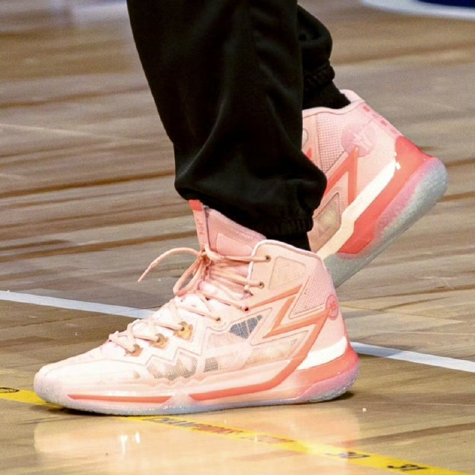 科怀·伦纳德在全明星赛上首秀的战靴具体是什么款式？