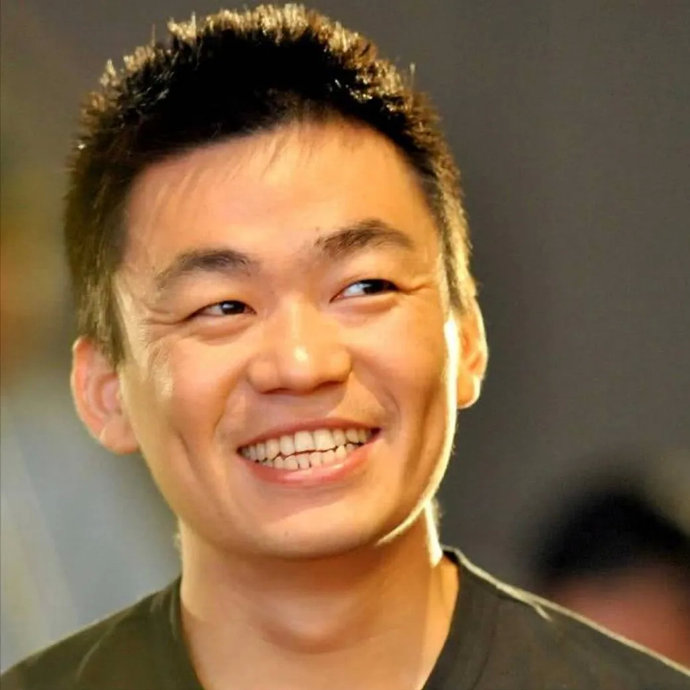王宝强的个人奋斗经历如何体现在这次新春寄语中？