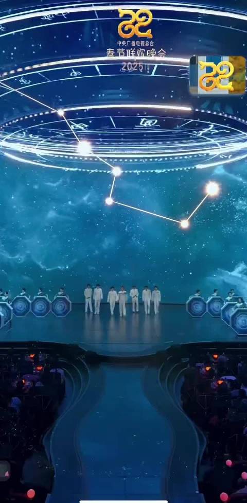 朱亚文带着一群小奶狗 真是春晚教练头子啊