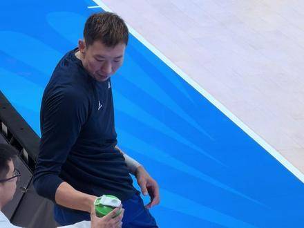 周琦执瓶饮水，矿泉水瓶在他掌中竟显玲珑小巧