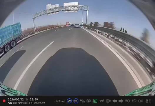 这…反应不过来啊，保持安全车距很重要