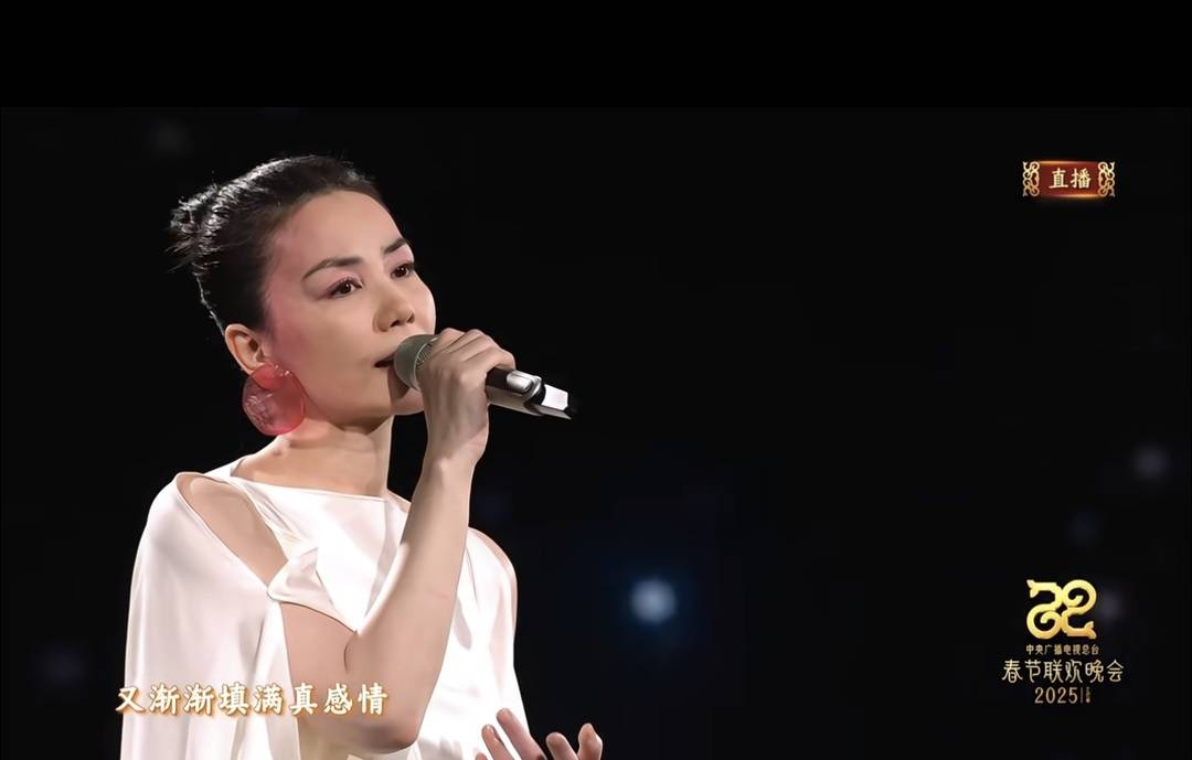 从燕园到春晚，王菲让这支北大乐队的原创歌曲“怦然心动”