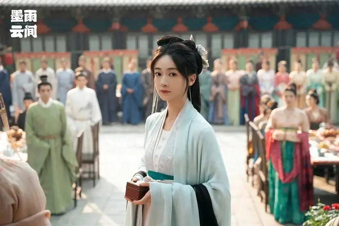 于正又被骂了!奖励王星越6万块的黄金手串,却送吴谨言边角料!