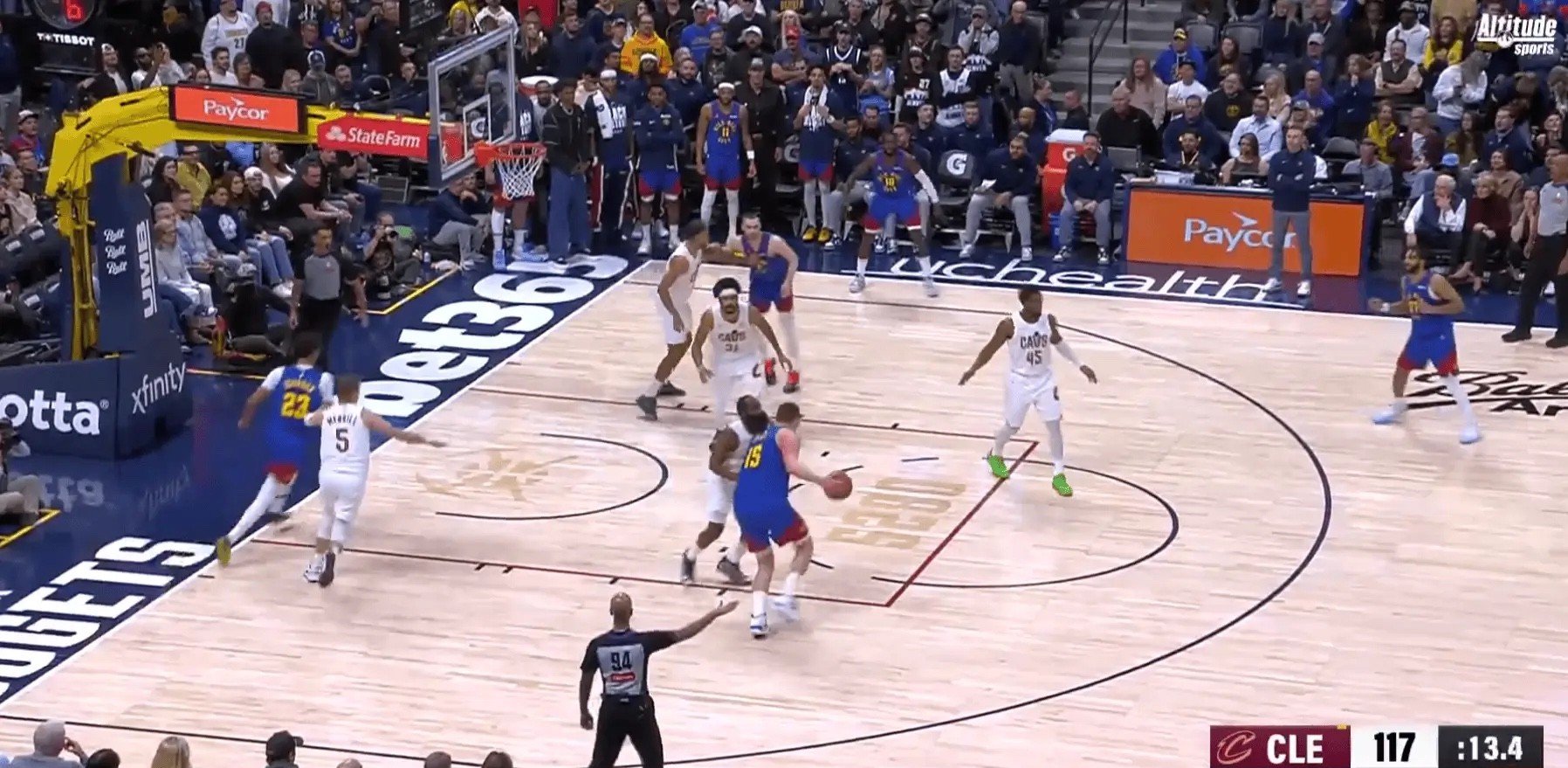 掘金主场惜败骑士,约基奇关键失误致比赛失利