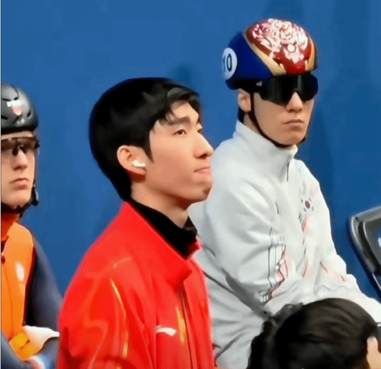 黄大宪一直盯着看林孝埈 网友:三蹦子看法拉利