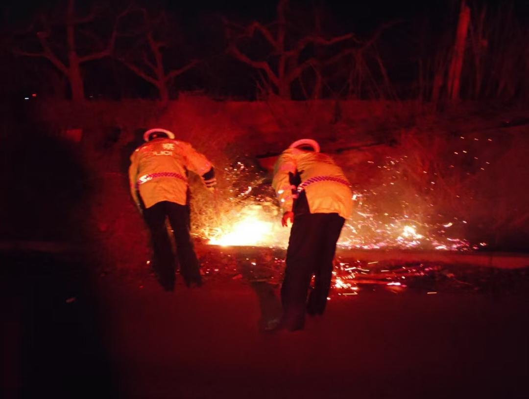 “火线”救援！巡逻遇火情，莘县公安交警秒变“消防员”