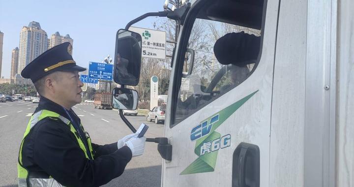 一抹执法蓝 守护团圆路 —— 成都交通执法人张文义的“三重守护”｜新春走基层