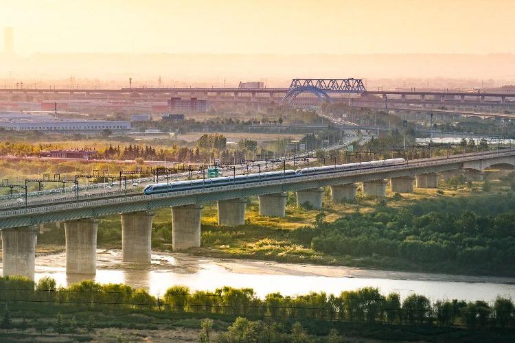 最是橙黄橘绿时 当火车与秋天同框每一张都是壁纸