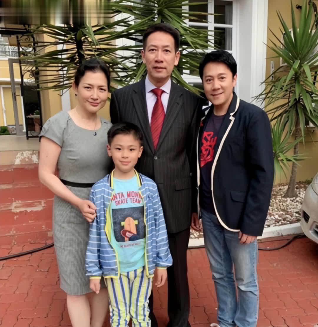 56岁蔡国庆全家照曝光，穿西装仔裤帅似少年