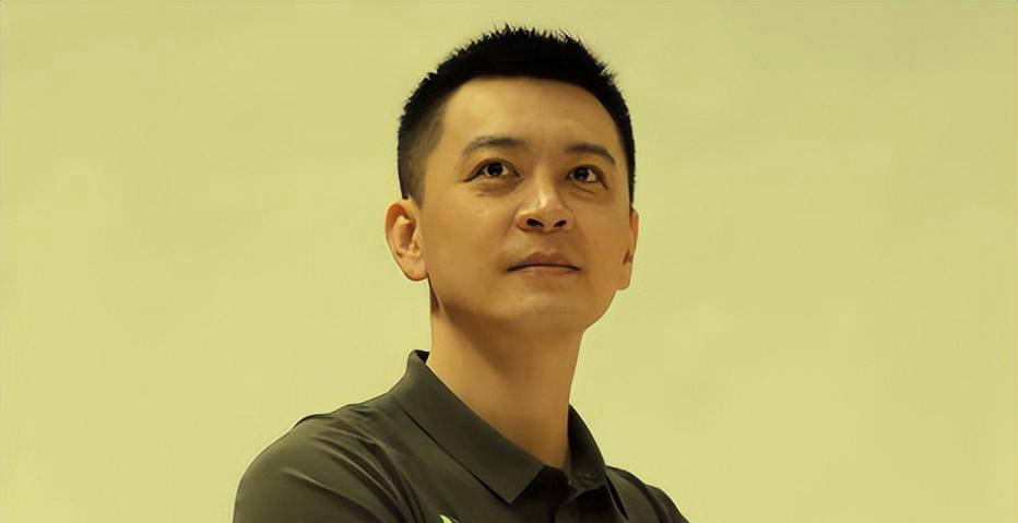 杨鸣绝对头脑清晰!支持时毫不犹豫,大声表达立场,面对挑衅也敢于回击