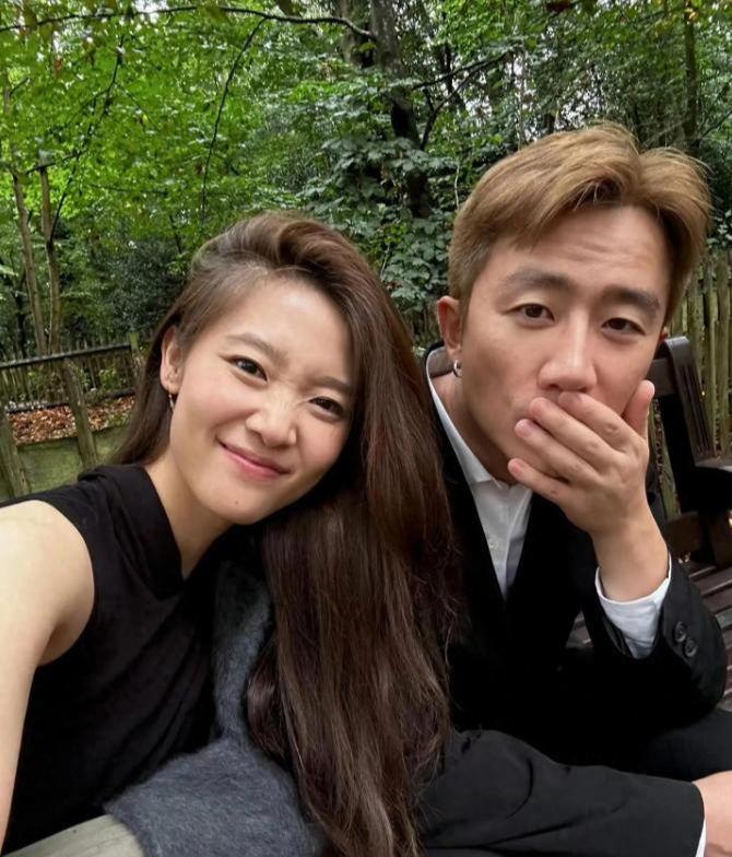 40岁黄轩在新西兰,和女友去喝咖啡,打扮好帅气,没有中年油腻感