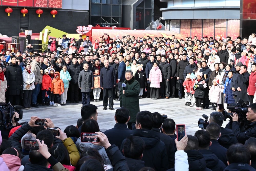 2026年2月9日至10日，中共中央總書記、國家主席、中央軍委主席習近平在北京考察並看望慰問基層幹部群眾。這是10日上午，習近平在東城區隆福寺街區考察時，向全國各族人民和香港同胞、澳門同胞、台灣同胞、海外僑胞致以美好的新春祝福。新華社記者 殷博古 攝