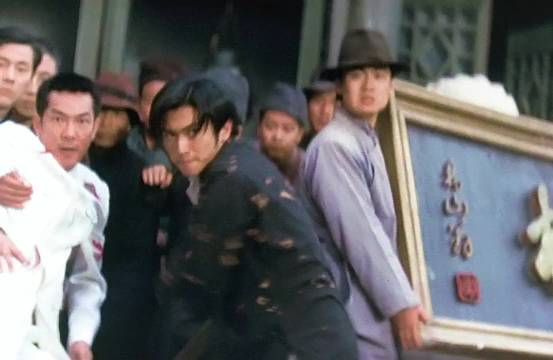 恶霸为了逼迫华英雄现身，直接杀入了武馆