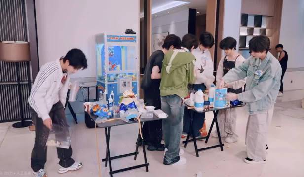 小杰听到他哥说话又开始萌萌的偷笑