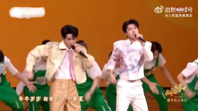 黄子昨晚在春晚舞台上忙的脚不沾地，跑完这边跑那边，完全一整个超哥幼年体
