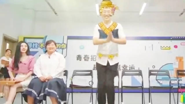 杨迪太逗了 说泰鱼说的有模有样 差点以为他是砖业的了