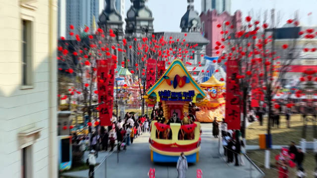 丝路欢乐世界新春欢乐季开幕，外籍巡游非遗火龙钢花引热潮