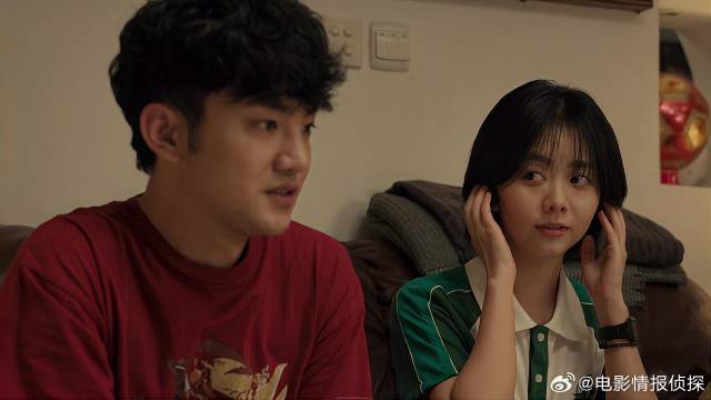 小伙想和姑娘进一步发展，狗狗护犊子心切：咬你啊