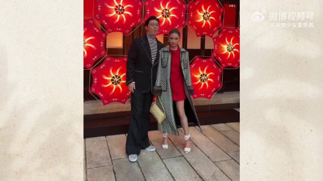 何超莲窦骁最新活动同框亮相，手拉手说话互动太甜了