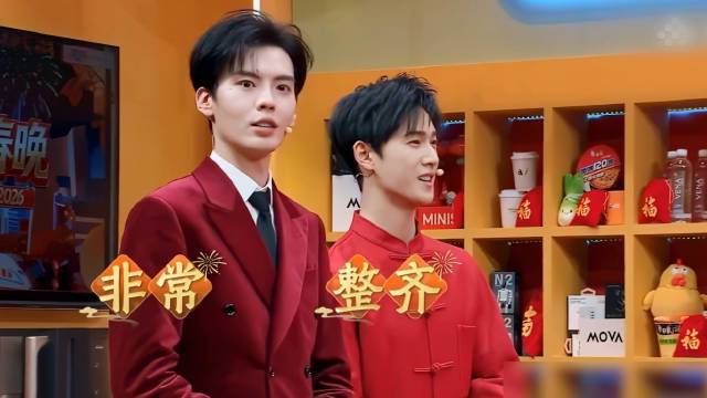 机器人亮相春晚与众星互动展示技能