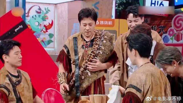 蔡国庆顺势拿起盾牌，吓得老秦唐禹哲连连后退，笑不活了