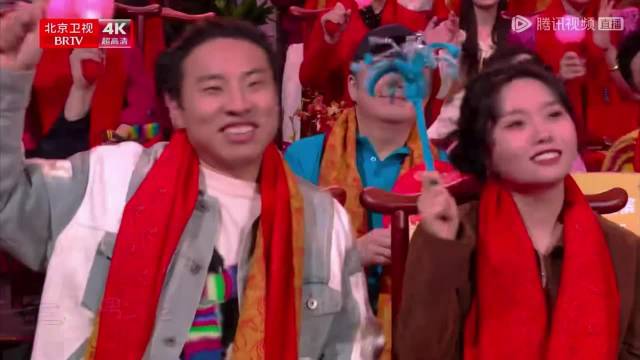 北京春晚台下好热闹啊！大家都好卖力捧场，每个人的情绪价值都给的很足