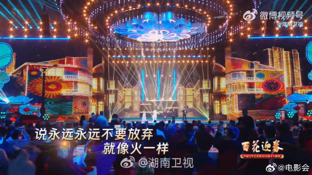 谭松韵的清甜、龚俊的俊朗，前辈们的沉稳，《少年》舞台层次太丰富