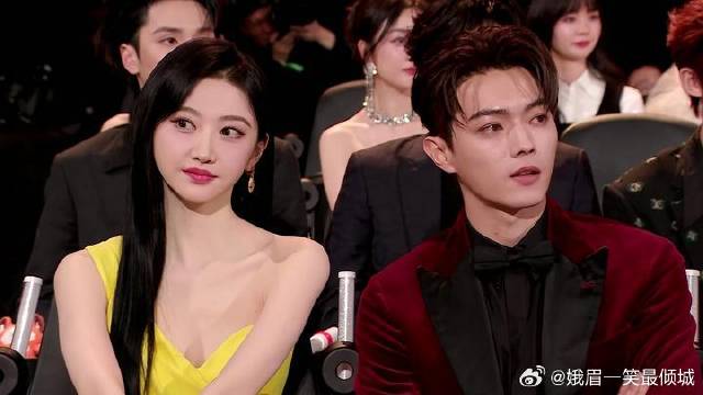 镜头怼脸才发现景甜有多瘦，胳膊又白又细，跟个应援棒似的丨星光